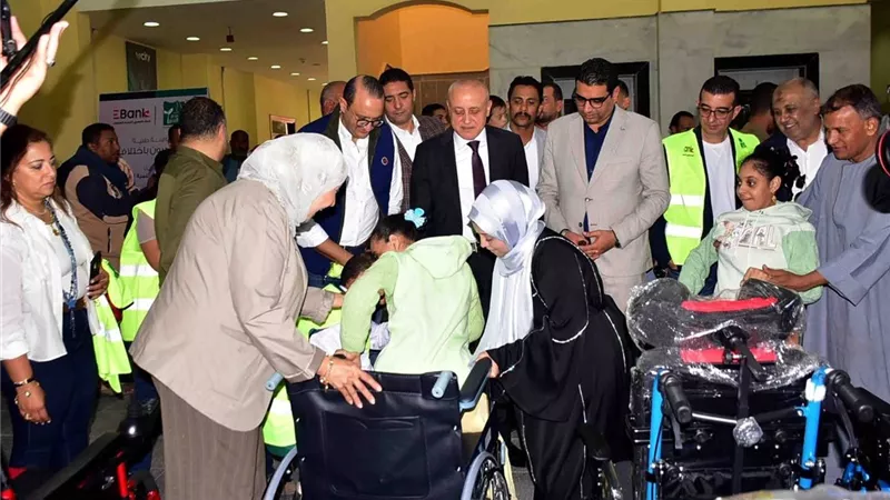 محافظ الأقصر يشهد قافلة «قادرون باختلاف» الطبية بتمويل البنك المصري