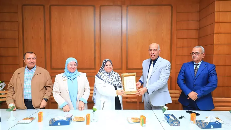 تكريم مديرة مكتب نائب رئيس جامعة كفر الشيخ