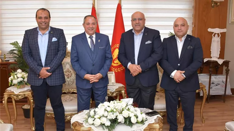 محافظ بورسعيد يبحث مع هيئة الاستثمار تعزيز الفرص المتاحة 