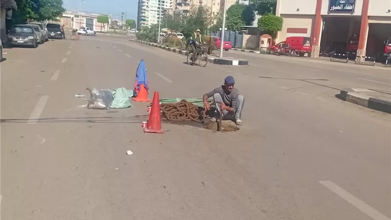 رئيس مدينة بورفؤاد يتابع جهود تطهير خطوط شبكات الصرف الصحي الرئيسية
