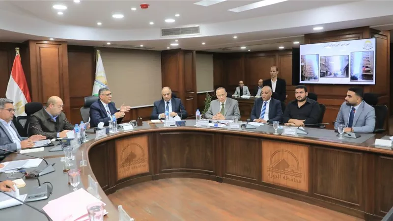 محافظ الجيزة يوجه بإزالة تعديات محل تجاري على عقار بإمبابة
