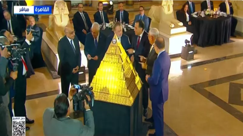 رئيس الوزراء يتفقد المضبوطات الذهبية لصالح البنك المركزي| فيديو