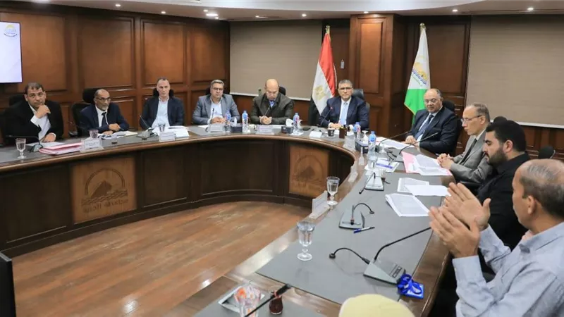 من الهرم إلى العياط.. محافظ الجيزة يبحث مشكلات الشارع في 5 مناطق رئيسية