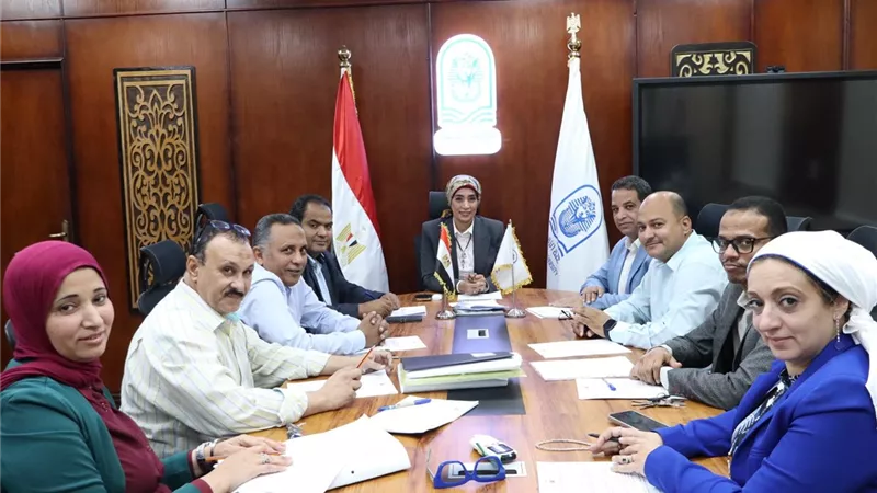 مجلس الدراسات العليا بجامعة الأقصر يستعرض ملفات القيد والتسجيل بالكليات 