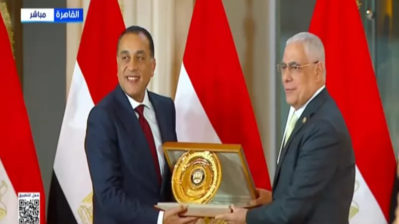 النائب العام يهدي رئيس الوزراء درع النيابة خلال تسليم المضبوطات الذهبية