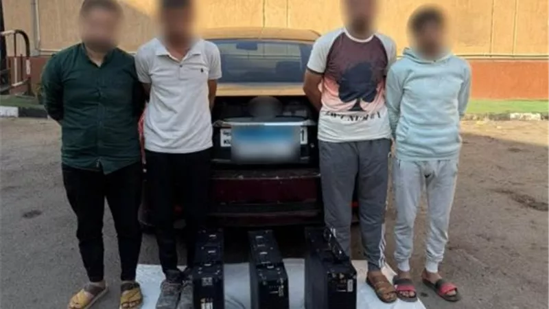 ألواح معدنية مطموسة.. القبض على 4 أشخاص سرقوا محولات كهرباء في السويس