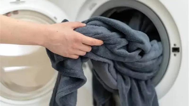 قبل الشتاء.. طريقة سهلة لـ غسل البطاطين داخل المنزل 