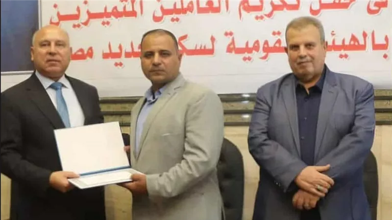 تفاصيل ثانيتين أنقذتا حياة مسن من الموت أسفل القطار