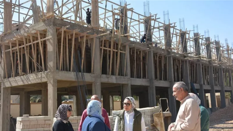 نائب محافظ الوادي الجديد تتابع أعمال إنشاءات عدة مدارس بالخارجة