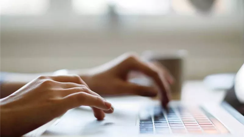 هل تبقى ساعات طويلة على الكمبيوتر؟.. إليك تمارين لتخفيف تيبس اليدين 