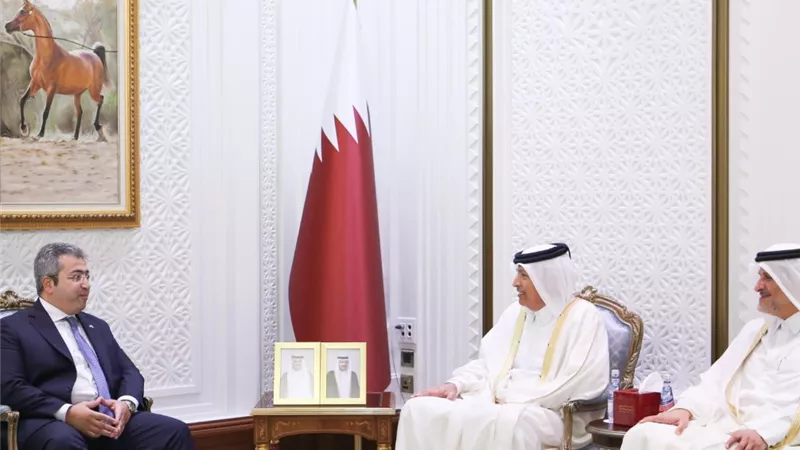 دعم العلاقات تتصدرمباحثات السفير المصري مع مسئولين قطريين في الدوحة 
