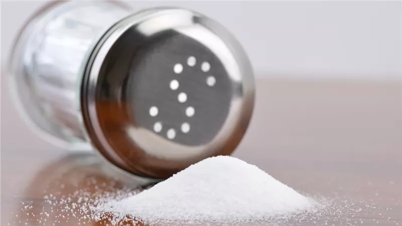صداع متكرر.. ماذا يحدث لجسمك عند الإفراط في تناول الملح؟ 
