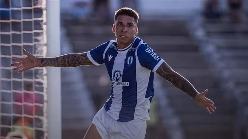 الأهلي يراقب المهاجم الأوروجوياني أوجستين رودريجيز لدعم هجوم الفريق 