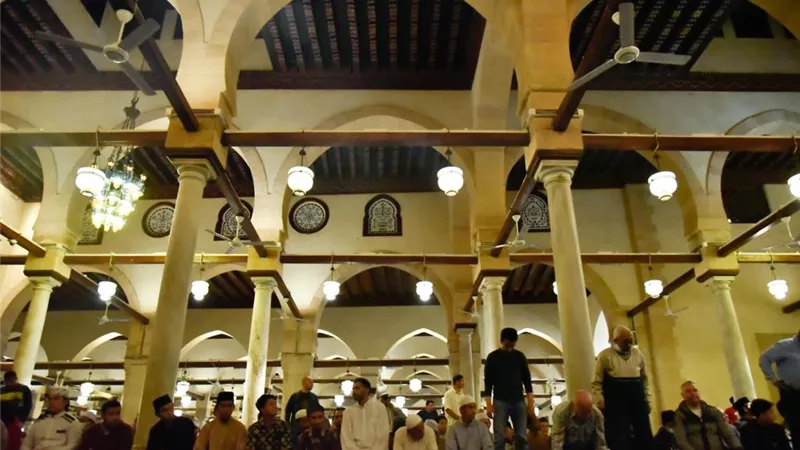هل تأخير العشاء إلى قبل الفجر من السنة؟ أمين الفتوى يرد