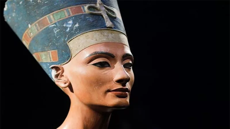 خليفة: رأس نفرتيتي خرجت من مصر بالتدليس وتغطيتها بطبقة من الطمي
