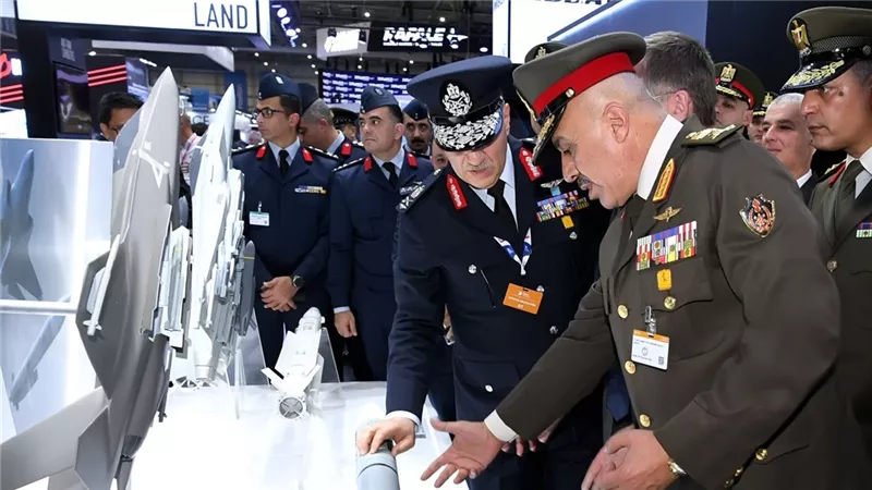 رئيس الأركان يعود إلى أرض الوطن عقب مشاركته في معرض «دبي الدولي للطيران»