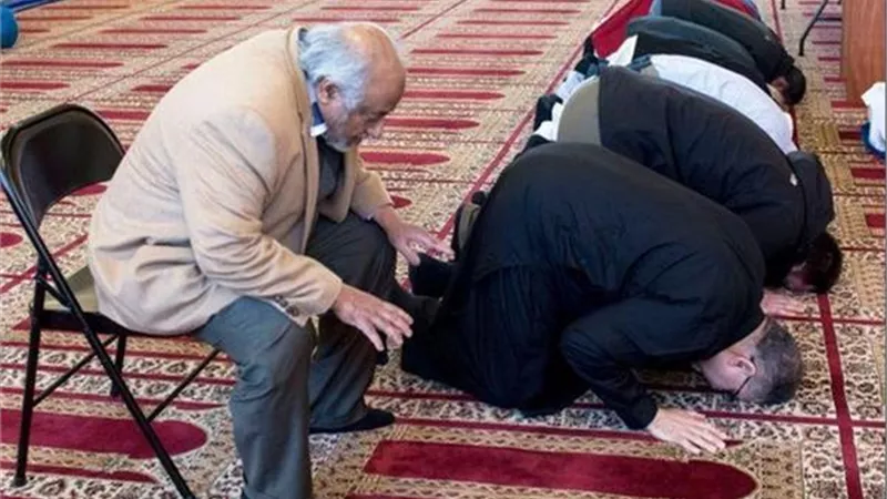 حكم الصلاة على كرسي في المسجد.. الأزهر للفتوى يجيب