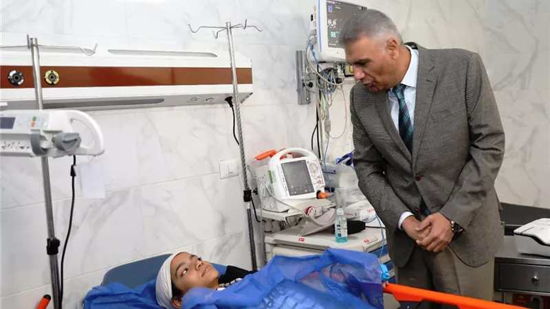 محافظ أسوان يتواصل مع أولياء أمور الحالات المصابة بحادث انقلاب الأتوبيس