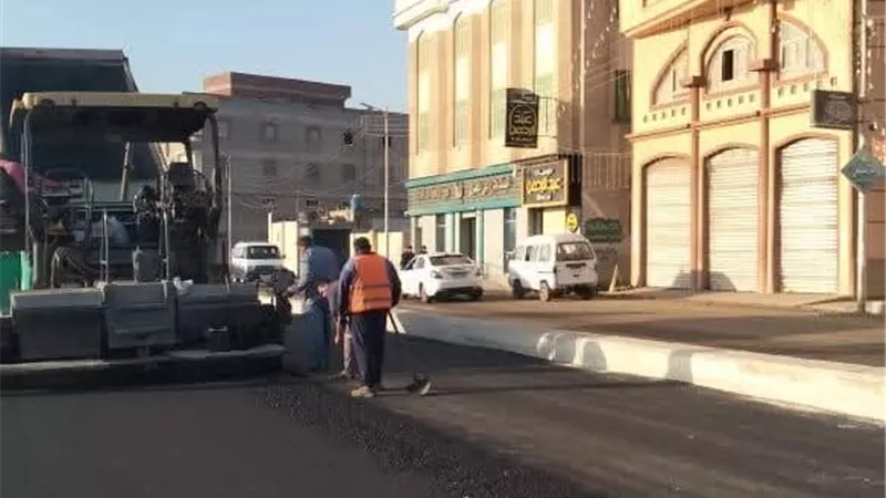 محافظ دمياط يتابع رصف طريق عزبة البرج ضمن مشروع تطويره وتوسعته