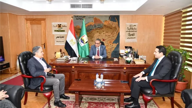 محافظ الفيوم يناقش آليات تطوير منظومة إدارة الأصول الاستثمارية