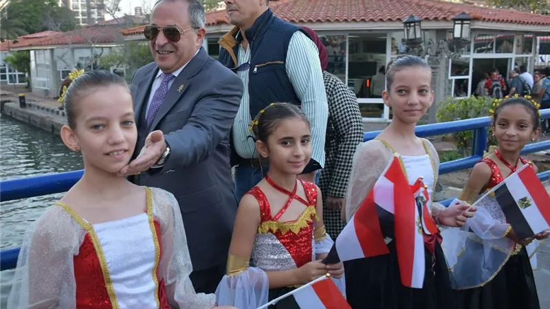 سياح السفينة العملاقة «MSC Armonia» يتفاعلون مع أنغام السمسمية ببورسعيد