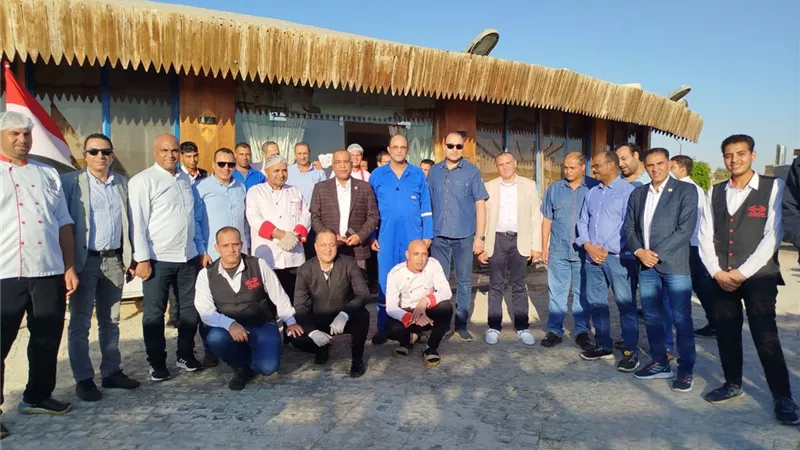 رئيس نقابة البترول يزور حقول الشركة العامة في رأس سدر ويهنئ العاملين