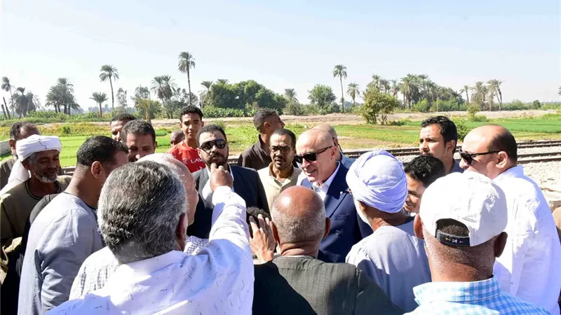 محافظ الأقصر يفتتح أعمال رصف طريق قرية الطوناب بإسنا