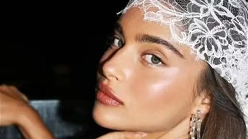 مغنية إسرائيلية تتسلل للساحرة المستديرة وتدخل قائمة أغنى زوجات لاعبي الكرة