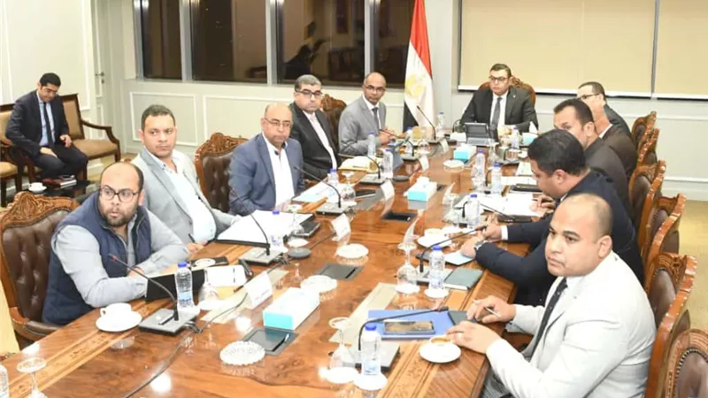 وزير الإسكان يتابع مشروعات المرافق والكهرباء بالمناطق الصناعية