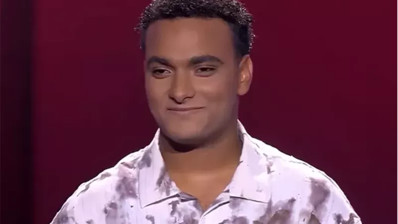 متسابق يخطف أنظار لجنة ذا فويس بسبب الشبه مع محمد فوزي