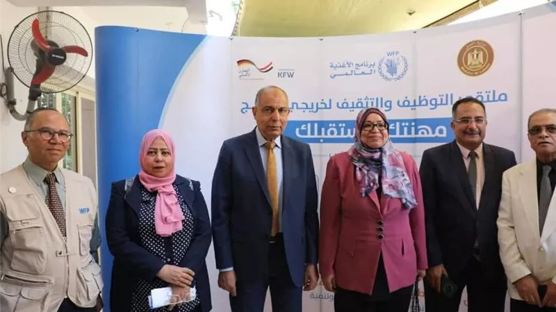 محافظ المنيا: توفير 1353 فرصة عمل بالقطاع الخاص واعتماد 499 عقدا