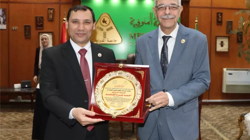 تكريم رئيس جامعة المنوفية خلال برنامج الرعاية التنفسية بكلية العلوم الصحية