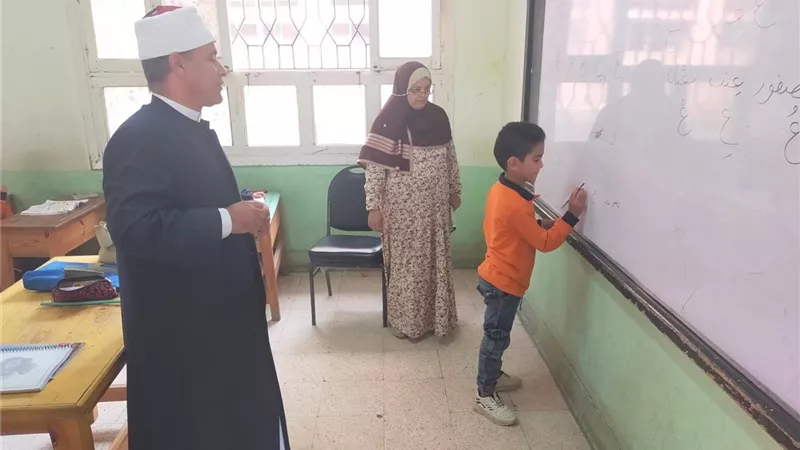 رئيس المنطقة الأزهرية بالمنوفية يتابع سير العملية التعليمية ميدانيا