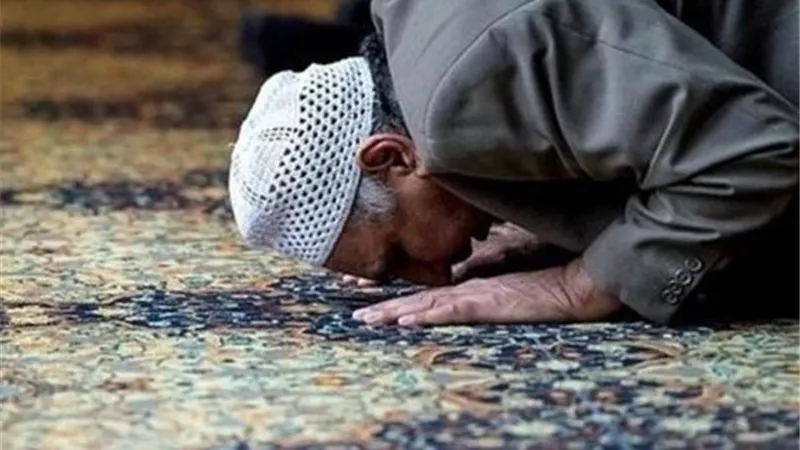 حكم الجهر في الصلاة السرية تجنبًا للسرحان.. 