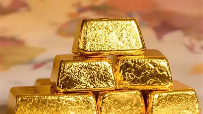 تراجع الذهب مدفوعا بارتفاع الدولار وتقلص توقعات خفض الفائدة الأمريكية
