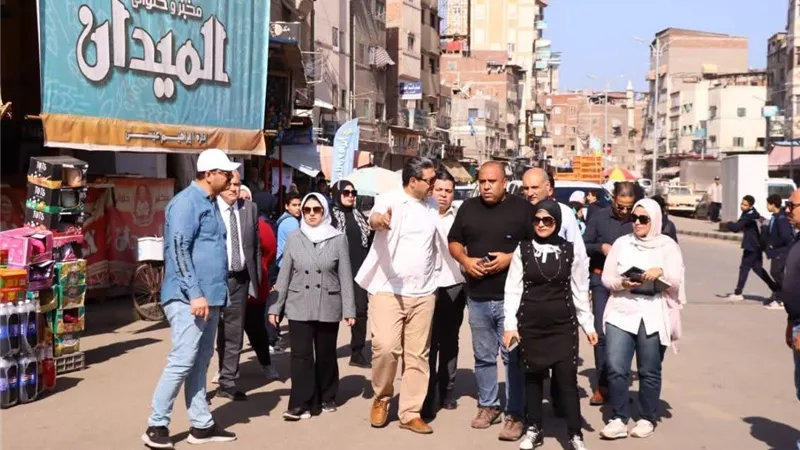 محافظ دمياط يبحث ميدانياً خطة تطوير سوق عزبة البرج