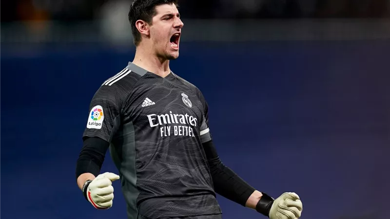 تيبو كورتوا يعلق على أزمة فينيسيوس وأجواء غرفة ملابس ريال مدريد