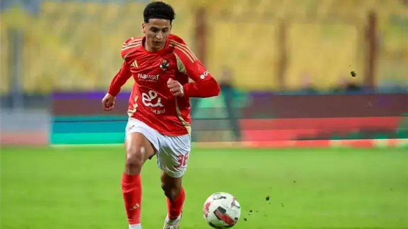 محمد عبد الله «جناح الأهلي» يراقب عرضا أوروبيا خلال الميركاتو الشتوي