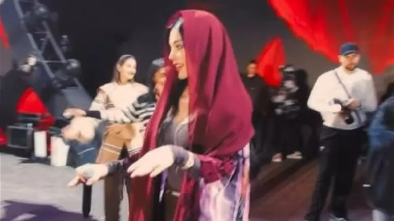 هيفاء وهبي تظهر بالحجاب والعباءة في الرياض