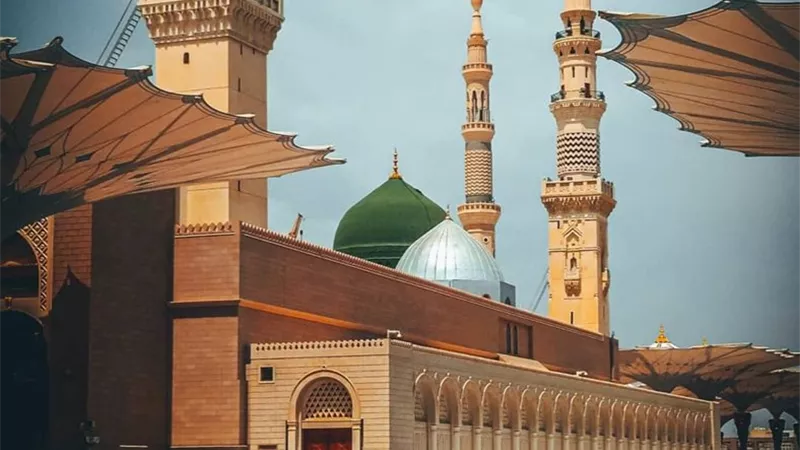 هل تبطل العمرة بعدم زيارة المدينة المنورة؟.. أمين الفتوى يجيب