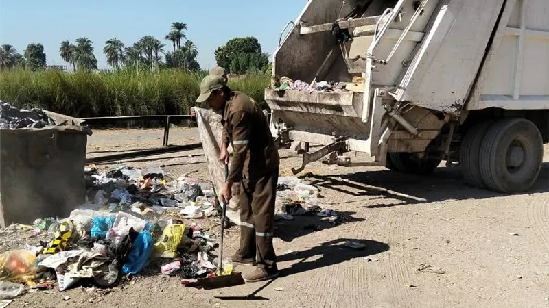 جهود مكثفة لإدارة النظافة والتجميل والحدائق والبساتين بشوارع أرمنت بالأقصر