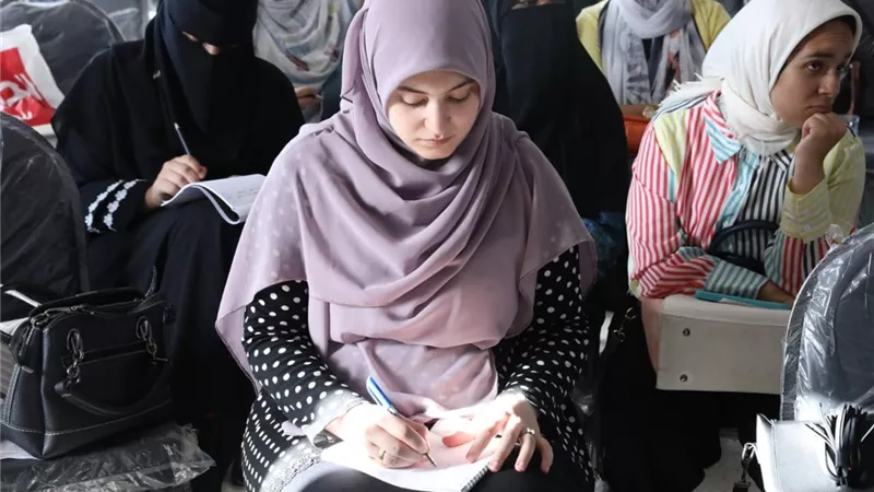 خطر الفيمينست الإسلامية.. نساء يلبسن عباءة الدين لهدم الأسرة