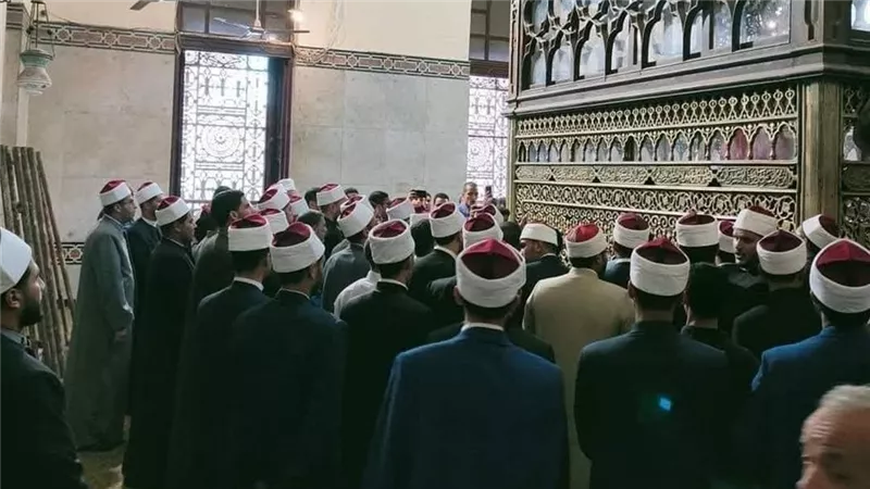 هل الدعاء عند قبور الأولياء شرك أم بدعة؟ أزهري يحسم الجدل