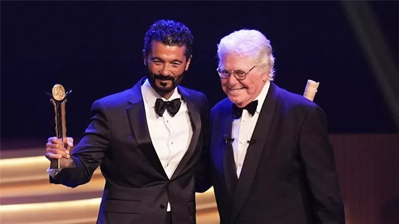 خالد النبوي يوجه رسالة شكر إلى حسين فهمي بسبب القاهرة السينمائي