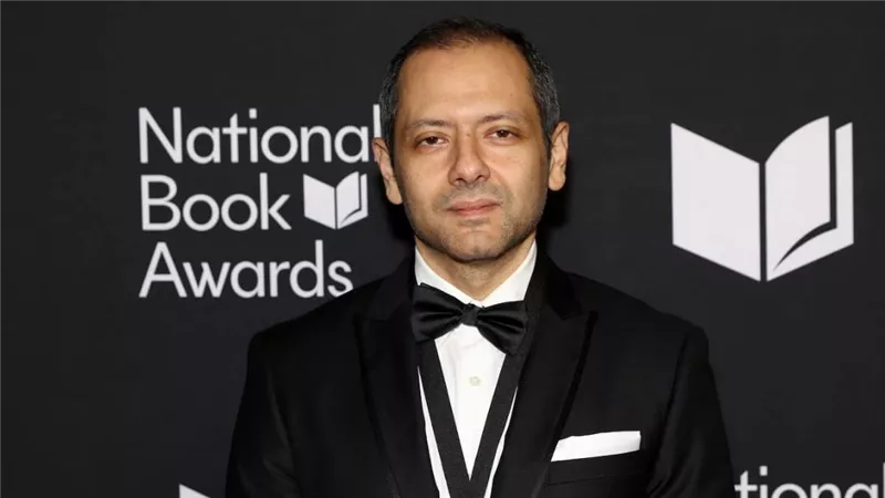 المصري عمر العقاد يفوز بجائزة الكتاب الوطني الأمريكي 