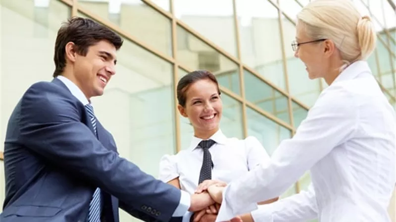 اليوم العالمي للترحيب.. فرصة ذهبية لإنهاء خلافات العمل في الويك إند