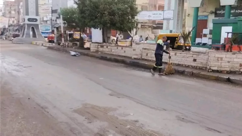 رئيس مركز المطرية يتابع أعمال النظافة الصباحية وجهود رفع القمامة