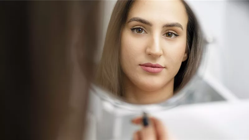 هوس الكمال.. عندما يتحول التجميل من رغبة بسيطة إلى إدمان يدمر النفس