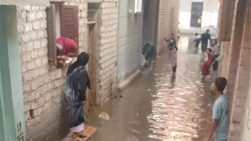 برك ومستنقعات.. أهالي منية الحيط بالفيوم يشكون غرق الشوارع |صور