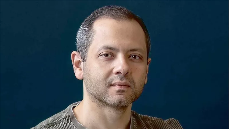 من هو عمر العقاد الفائز بجائزة الكتاب الوطني الأمريكي؟